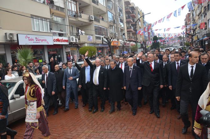 MHP LİDERi DEVLET BAHÇELİ AKHİSARLILAR İLE BULUŞTU